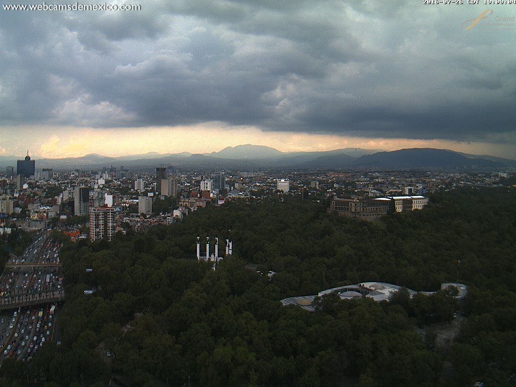 webcamsdemexico's tweet photo. El aspecto de las nubes sobre Ciudad de México #CDMX en este momento, vista Chapultepec: https://t.co/qBrsJK7RZH https://t.co/Ki5LrpjvkV