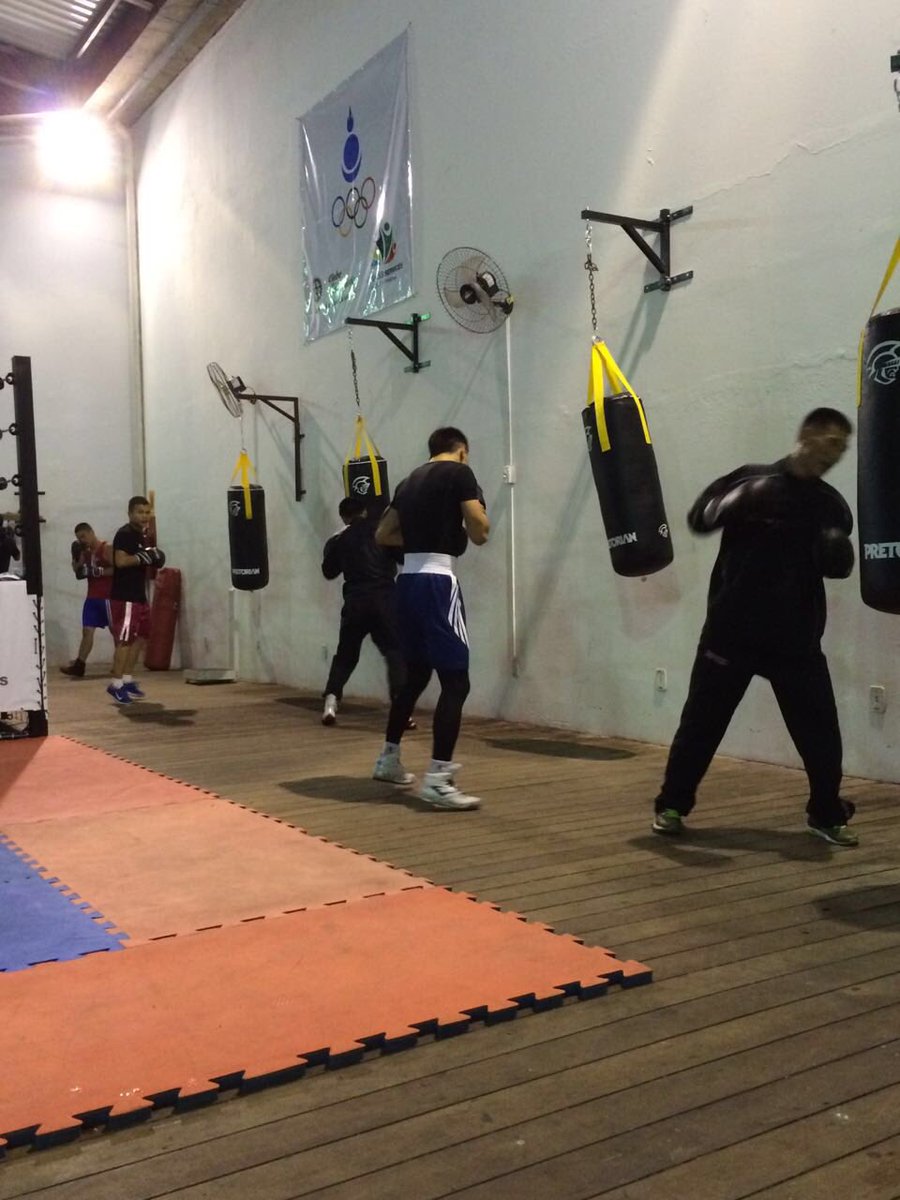 Боксын тамирчид бэлтгэлдээ гарлаа.