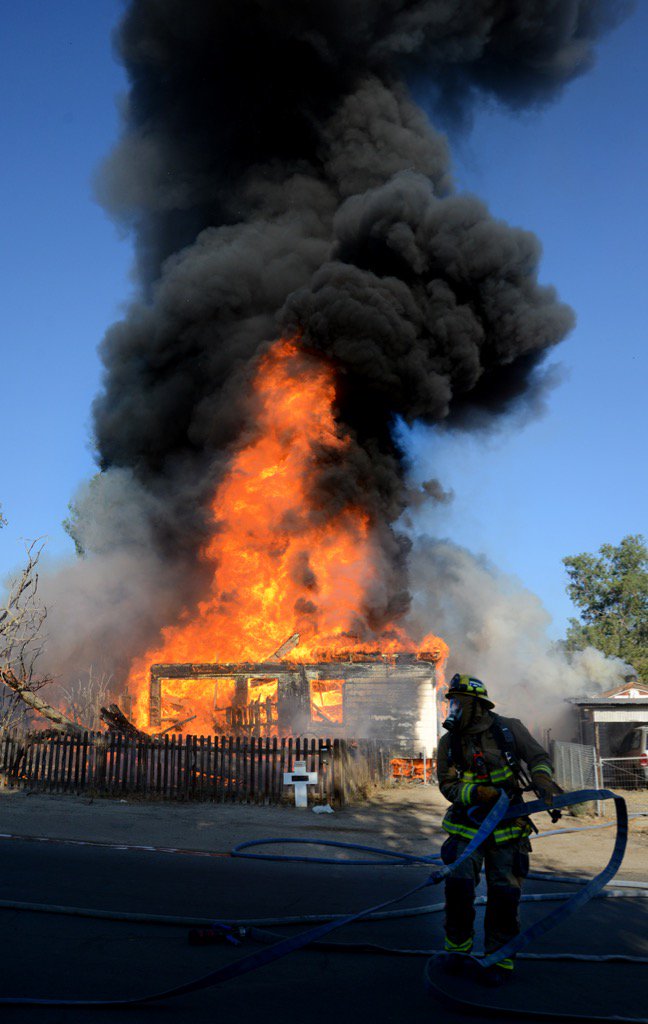 Midwaydriller's tweet image. #KernCountyFire at structure fire in Taft Tuesday