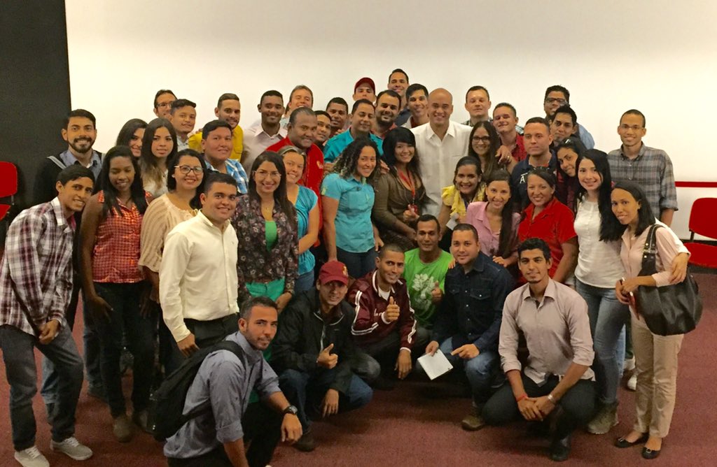 HectoRodriguez's tweet photo. Hoy me reuní con las comisiones de juventud profesional y profesores universitarios! Haremos una Patria productiva! https://t.co/6hVF9EkKXE