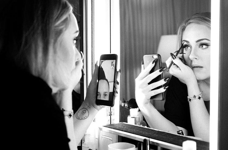 AdeleNowuk's tweet image. If your makeup artist is not with you, just FaceTime him! 💅🏻 #alexwaespi