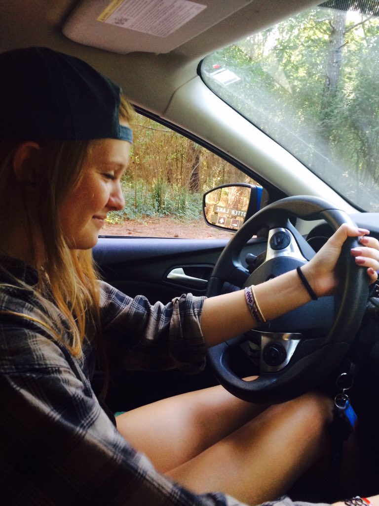 dirtyhippiebug's tweet photo. I'm a proud mom. #way2go #drivingstick @annaaamartinnn_ https://t.co/5meOyI24Yp