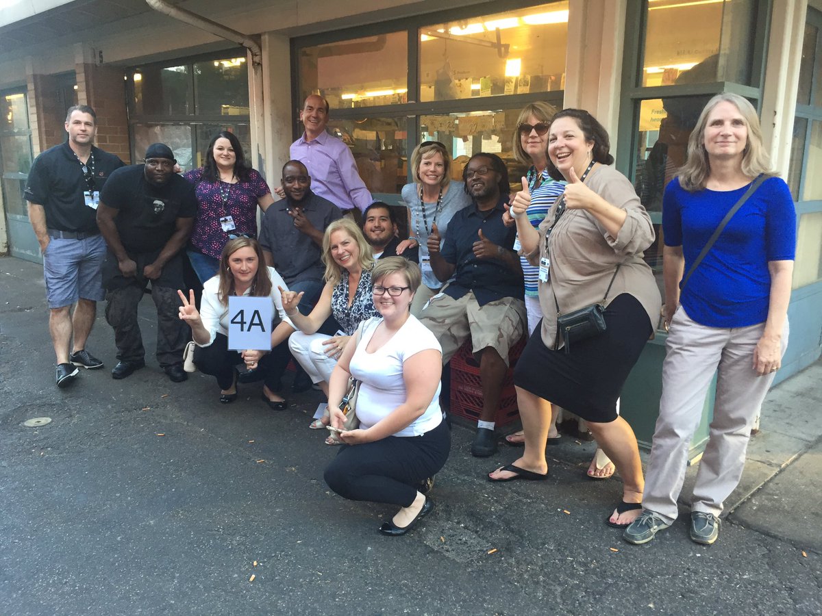 badsims's tweet photo. 4A Frank team Connects with Locals #CLEConnect16farmtotable #westsidemarket https://t.co/5QIsKrkoKh