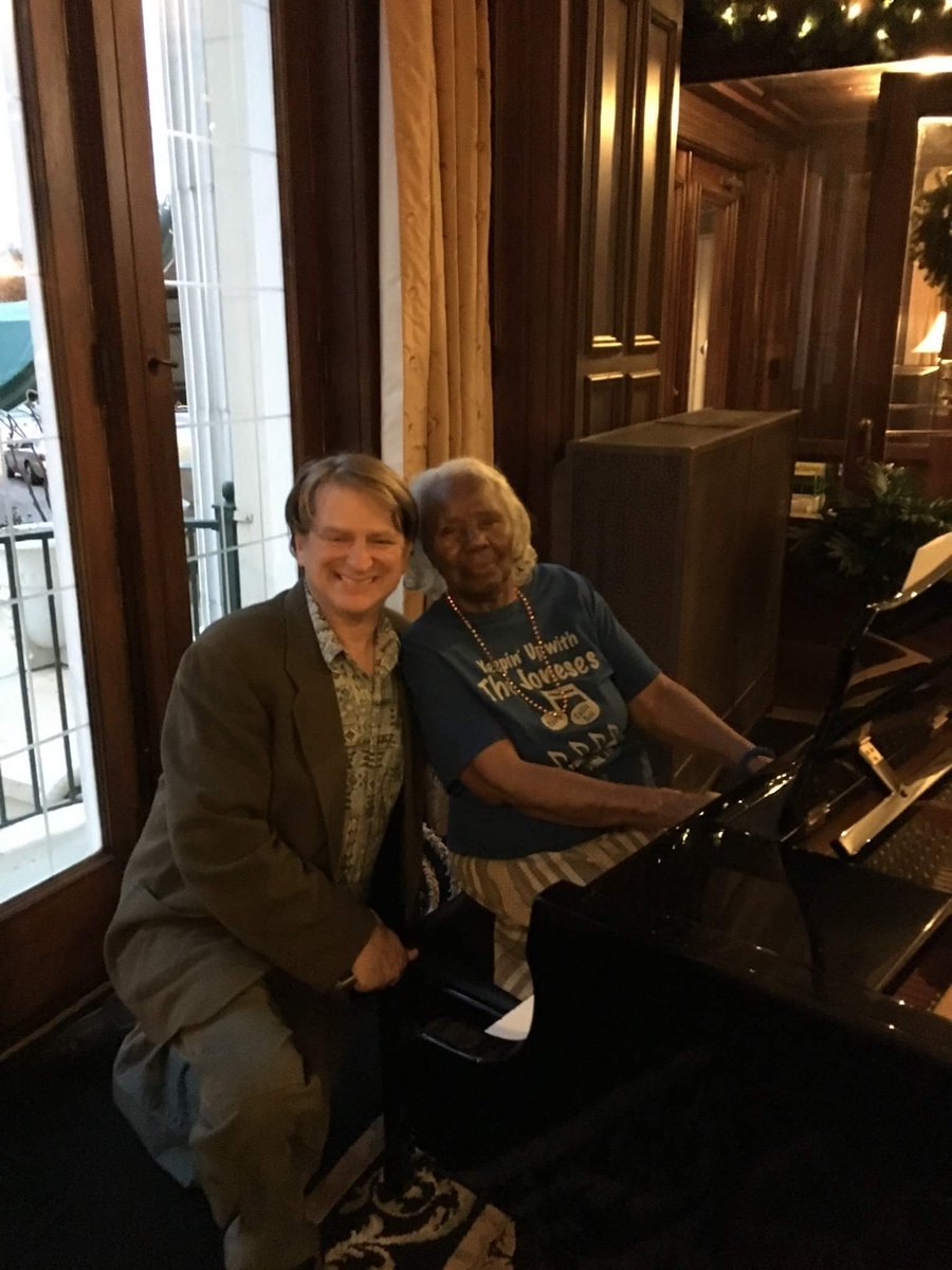 EdelsteinPaul's tweet photo. Singing Christmas Carols at The Parkview Hotel Memphis Tennessee https://t.co/qh1laxlxFS