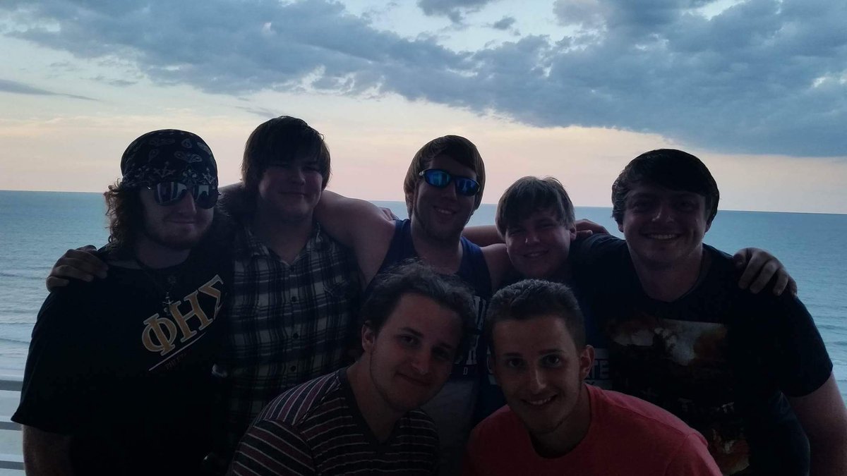 saxyjohn39's tweet photo. Squad at the beach https://t.co/CTUCDuxMgp
