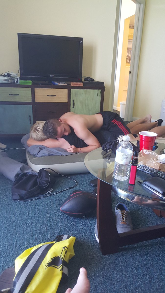 saxyjohn39's tweet photo. Love at first netflix and chill https://t.co/iFQkeswoNC