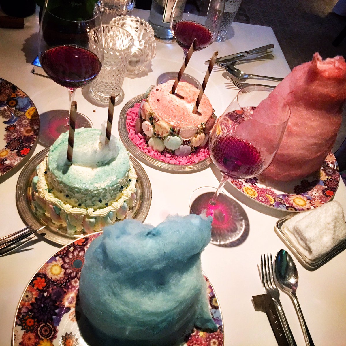 BerniceLiu's tweet photo. I just love the colours of our table last nite! #littlegirlsdream #partyforaprincess #birthdays #sevva #hongkong https://t.co/ibLnSNanv5