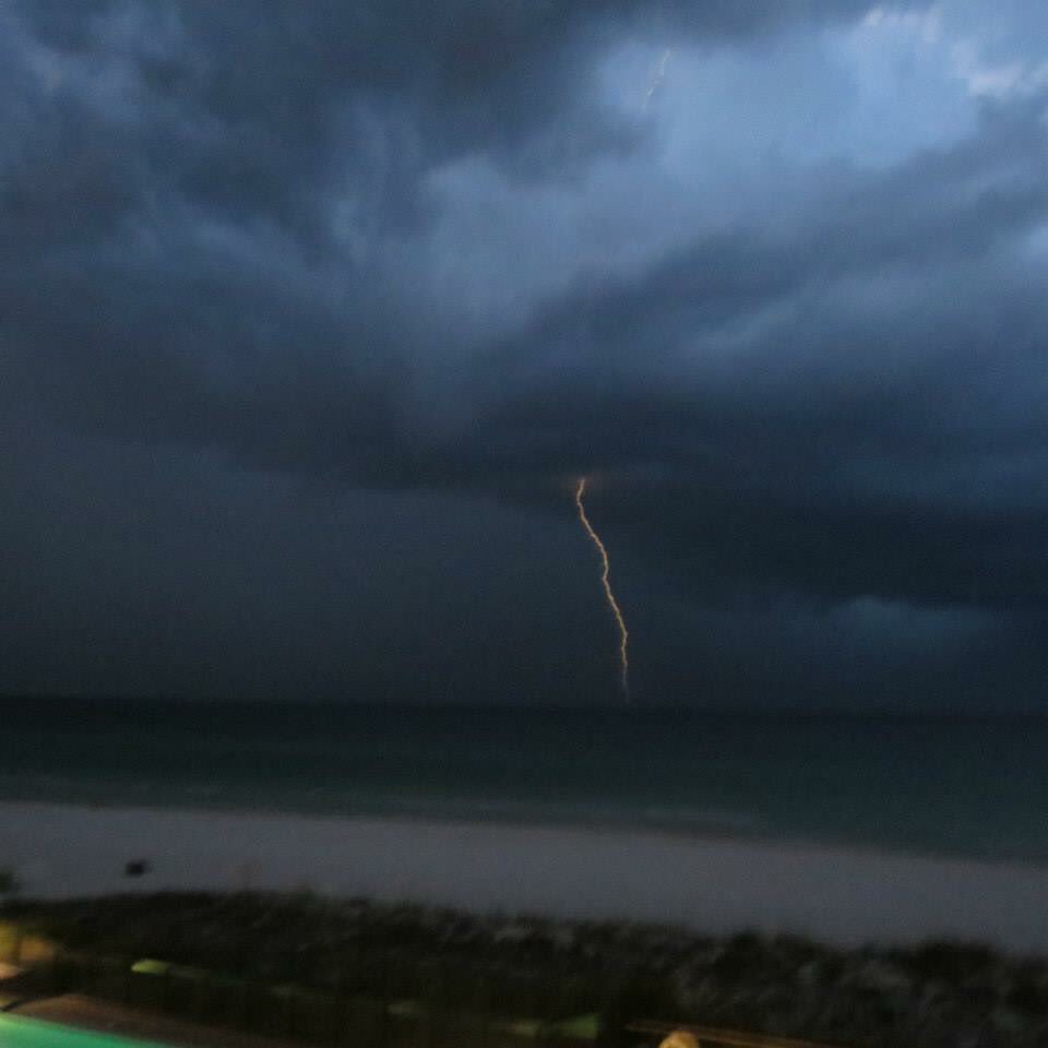 kevkelley2's tweet photo. Gods amazing power and beauty, all in one. Taken in Destin, FL. https://t.co/2JUeyIUaoU