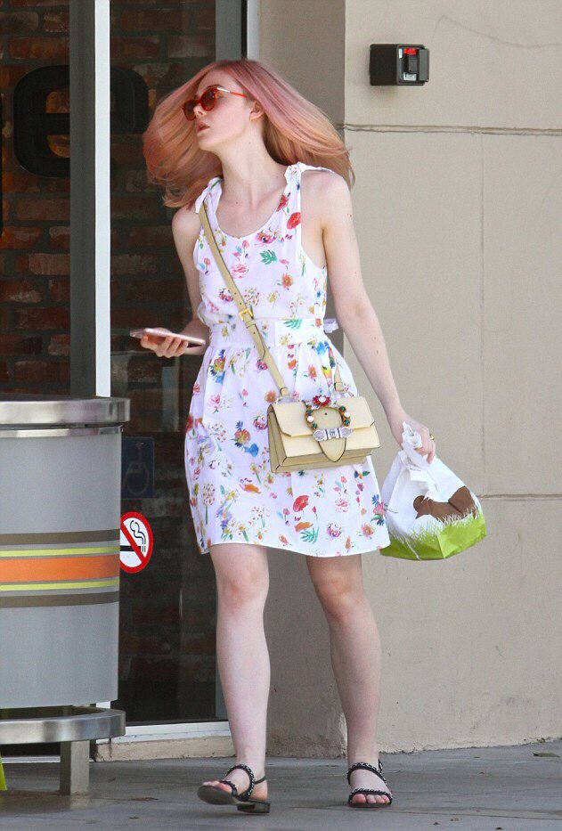 WhatAGirlWears's tweet photo. สีผมล่าสุดของ Elle Fanning ตอนนี้ คือสีชมพู Peach Gold ✌ https://t.co/YOzR2DGkIv
