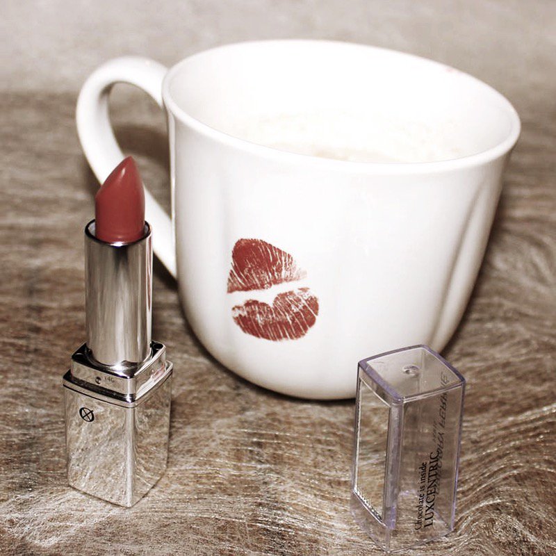 Quelle meilleure façon que de commencer la #journée ....
#chocolat #pause #makeup