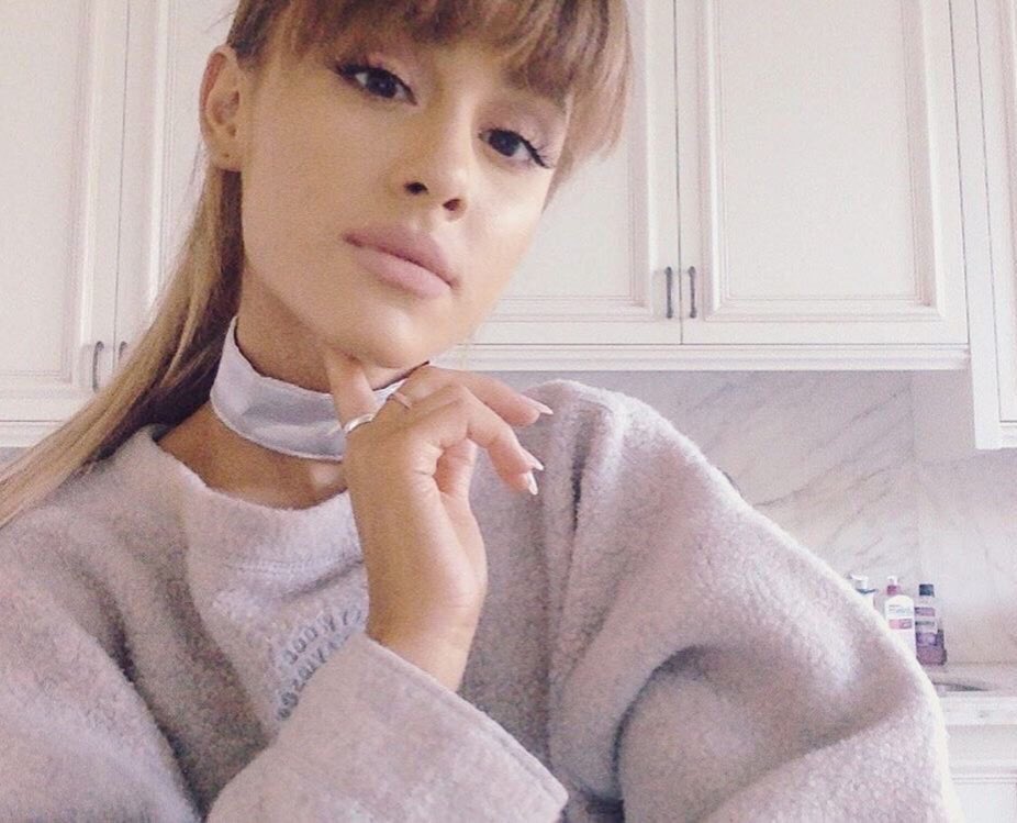 onelovesem's tweet photo. -NEW PHOTO- ✉️💜 https://t.co/xRGo9oJRep