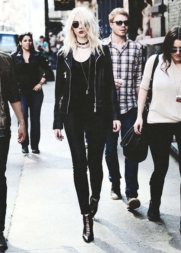 WhatAGirlWears's tweet photo. Taylor Momsen หรือ ที่รู้จักกันในชื่อ Little J จากซีรีย์ Gossip Girl, ตอนนี้โดยเป็นสาวขนาดนี้แล้วนะ https://t.co/GVveejgLXO