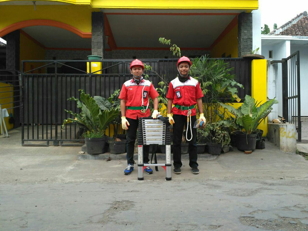 ROCTreg5's tweet photo. teknisi alokasi untuk Jl. Sampurna @parwi66 @_funtastic5_ #TelkomFuntastic5 #ROCTREG5 #Indihome5 https://t.co/4PyRA8n1NE