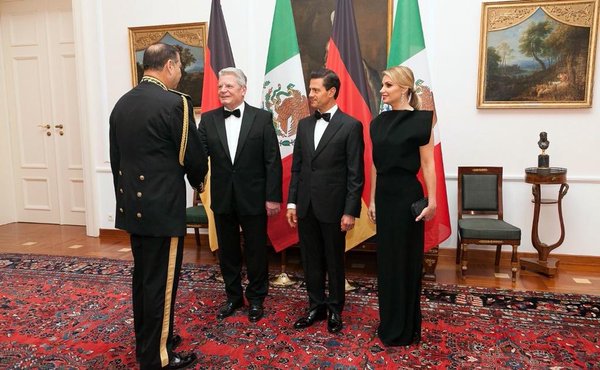 #PeñaMiente y para hacerlo ha gastado ya mas de 50mil millones de pesos en spots,portadas,entrevistas a modo