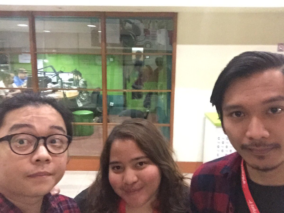 Telunjukdotcom's tweet photo. Kita lagi di @101Jakfm nih! Stay tuned yahh untuk tau keseruannya😁 #TGTOJAKFM #makingbetterdecisions #TGTO https://t.co/HlEfnHGJRR