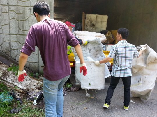 #성남시 운중동 주민센터에서는 대장동 일대 무단투기되어 있는 각종 폐기물을 관내 폐기물 수거업체의 도움을 받아 일제 정비를 실시하였습니다. 앞으로도 깨끗한 마을만들기를 위해 힘쓰겟습니다~