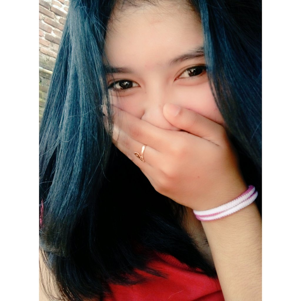 Anggraeni205's tweet photo. Abaikan ikar rambut ditanganku waksss😂😅 https://t.co/PldO2dZXLV