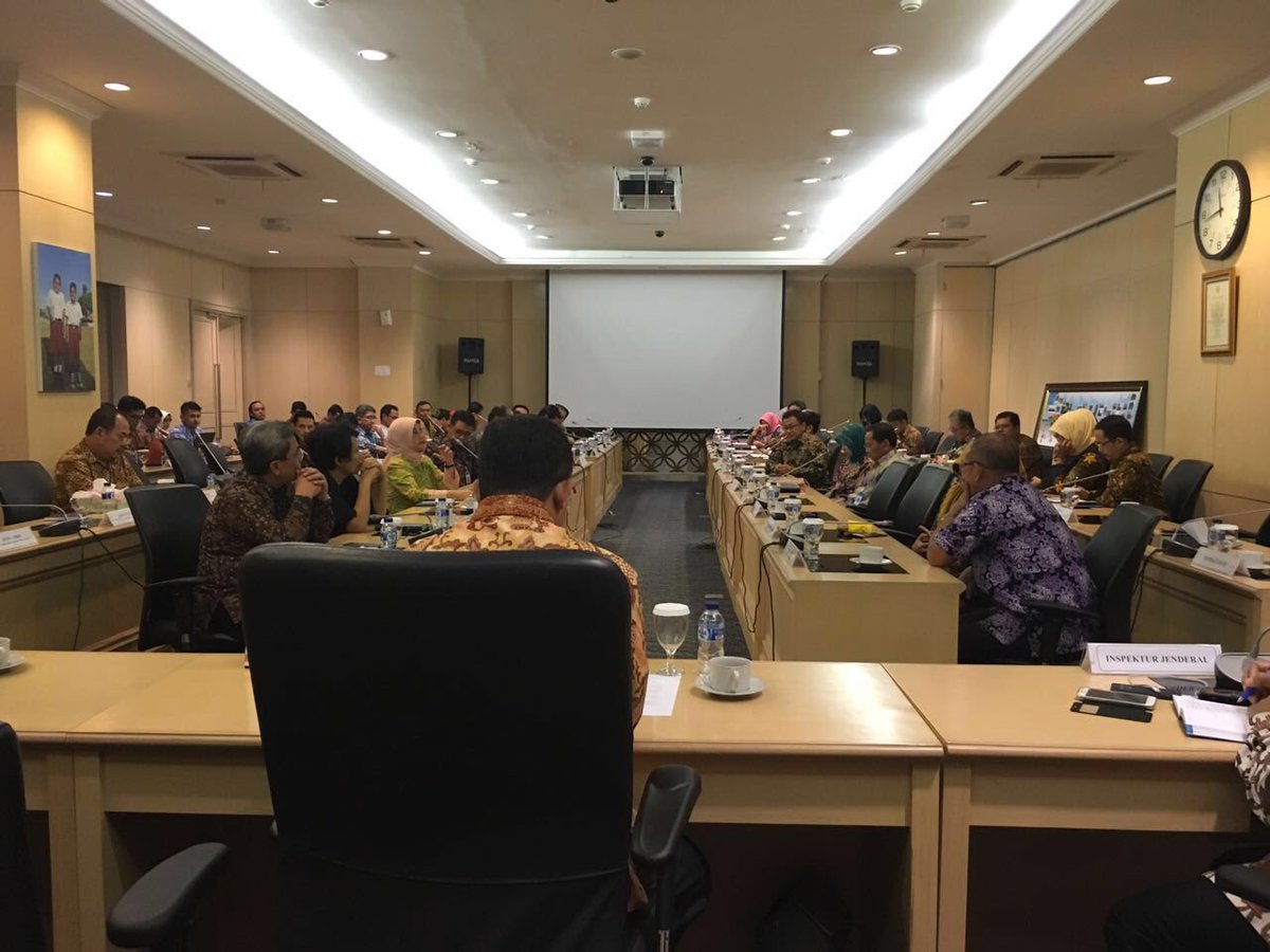 Pertemuan terakhir, menteri <a href="/aniesbaswedan/">Anies Rasyid Baswedan</a> pamitan kepada jajaran <a href="/Kemdikbud_RI/">kemdikbud go id</a> | tetap penuh semangat