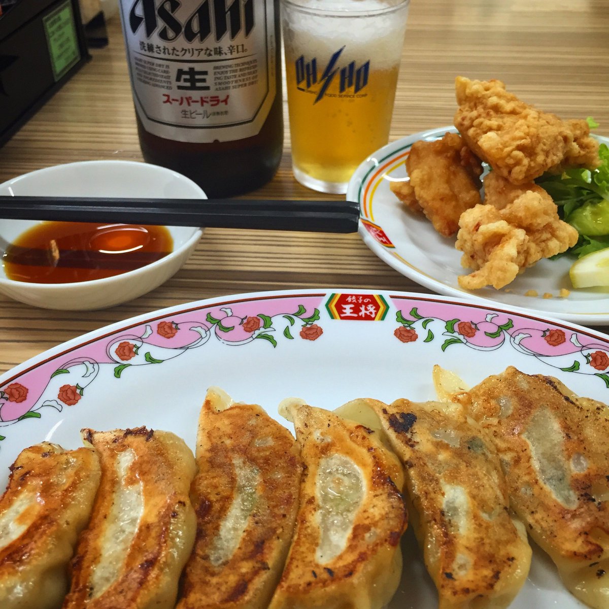 majimaks's tweet photo. こんにちは(^o^)/
やっぱり休みの日は起きたらお昼。。
家の近くに王将できたのでラッキー♪♪
餃子と唐揚げ食べるー（≧∇≦）
みなさん今日も素敵な一日���なりますように♪♪♪ https://t.co/uwc9BM2J0b https://t.co/IkPIztlJkb