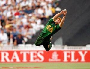 virendersehwag's tweet photo. Hpy Bdy @JontyRhodes8 who while fielding gt confusd&amp;literally playd'Chidiya Ud'(Bird Fly) #HumansCanFly
#UdanKhatola https://t.co/vFgOeGn2Hy