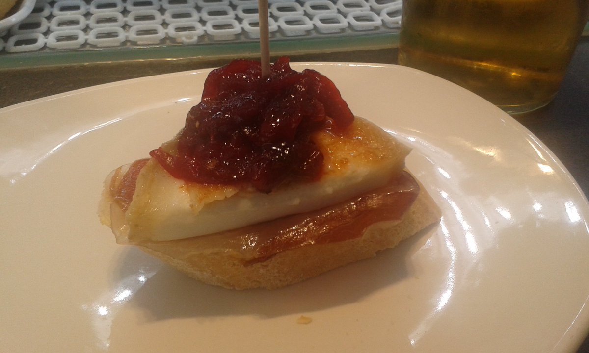 Nunca  nos olvidamos del #queso cuando pedimos un buen  pintxo.