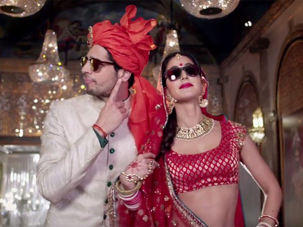 bollybubble's tweet photo. #BaarBaarDekho: Put on your dancing shoes as #KalaChashma is out.

https://t.co/HNnctg6fqz
@S1dharthM @Its_Badshah https://t.co/uOEiJMP8Sk