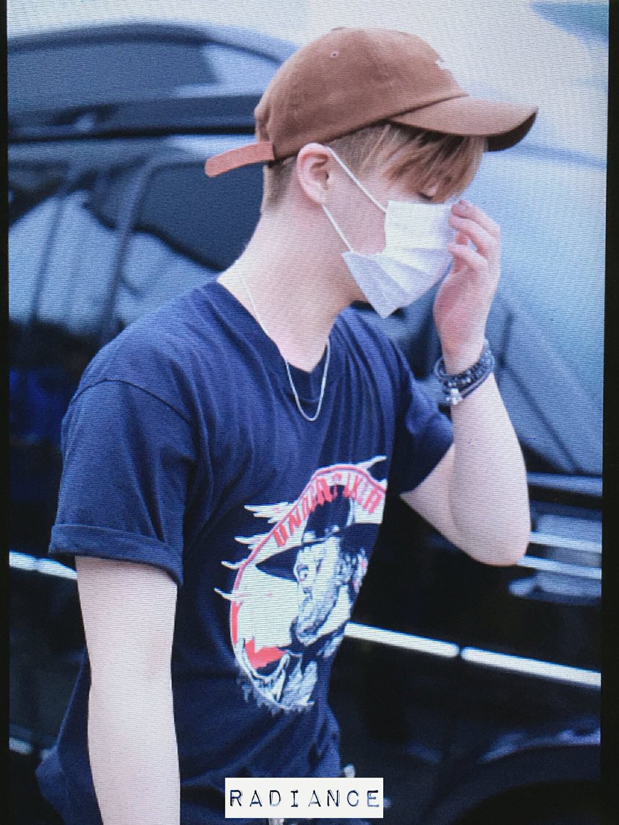 Radiance_JH's tweet photo. 160727 ICN입국[PREVIEW]
수고했어🙇 집에가서 푹 숴어🙇
#진환 #iKON https://t.co/ZP4OzgSgbt