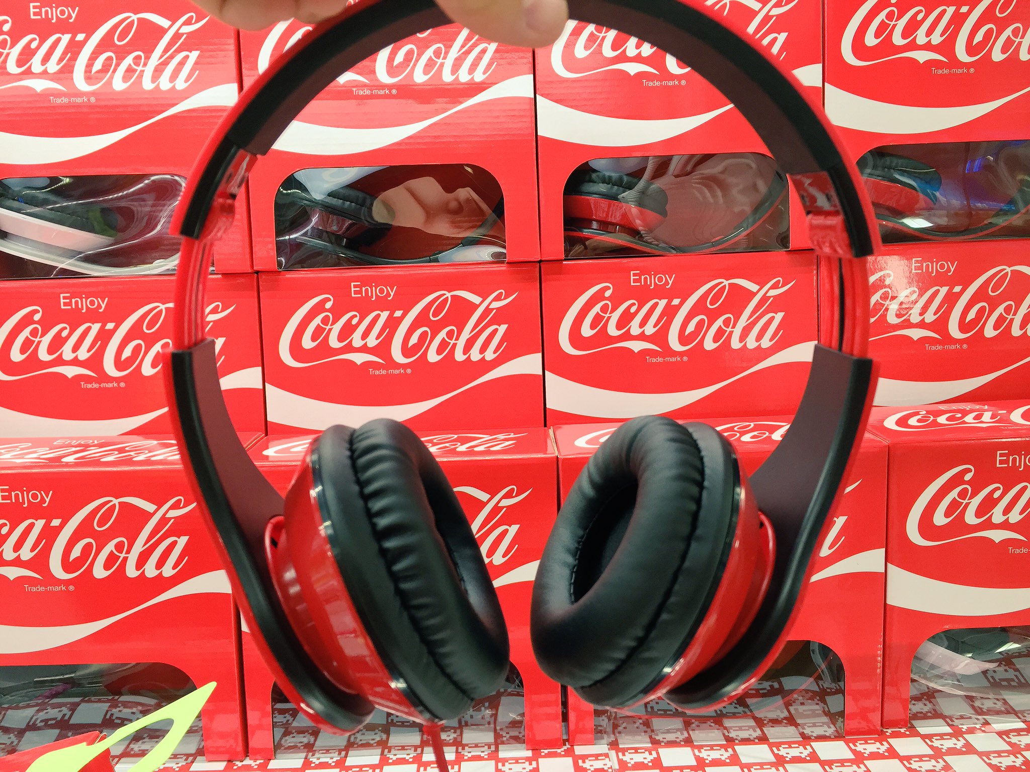 タイトーステーション小田原シティーモール プライズ 新景品 コカコーラ ヘッドフォン 入荷いたしました W 黒 白 赤の3色となっております コカコーラ T Co Tyxcdwv8vb Twitter