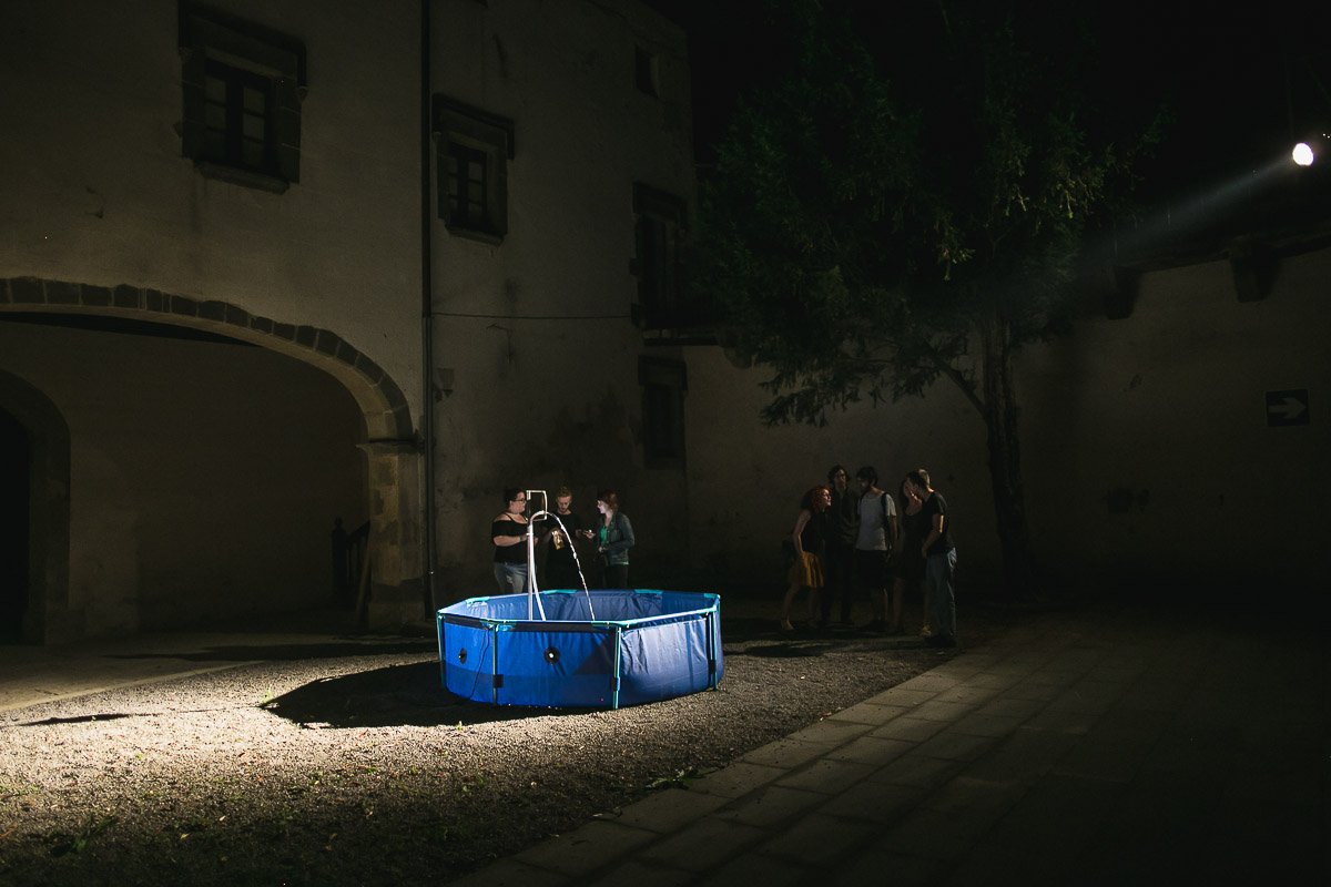 Festusfestival's tweet photo. Art conceptual amb la "Font" de David Bestué. La discussió va estar servida. Ell, imaginem que satisfet. #FESTUS2016 https://t.co/NO9u1J1qaq