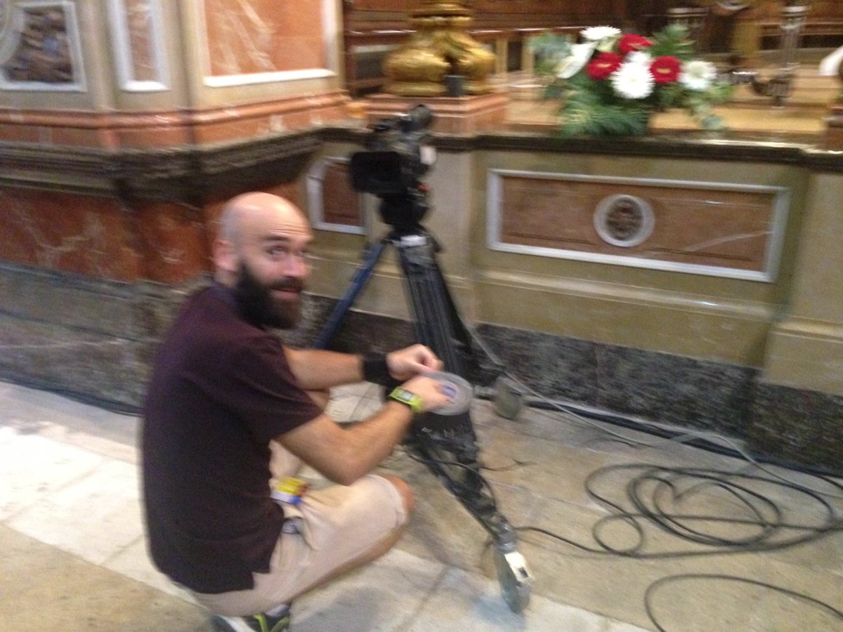 CuadradaRoca's tweet photo. Tot preparant la retransmissió de la Missa de Les Santes, per la Xarxa de televisors locals https://t.co/UlclMhPqw3