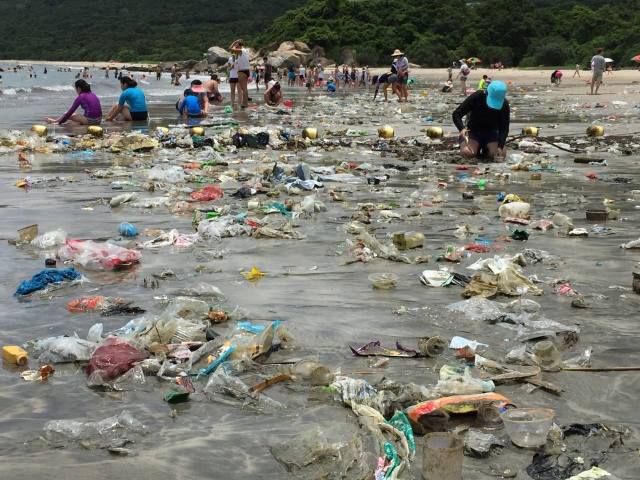 Greenpeace's tweet photo. Heartbreaking. Hong Kong beaches are awash in a sea of plastic. https://t.co/9rtyyzjUg0 https://t.co/D6aDA3cyPa