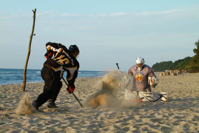 Metiens_'s tweet image. Hokejist, jaunā sezona tuvojas! Gatavoties var arī pludmalē, bet mēs zinām vietu labāk! @lhf_lv @entuziasti