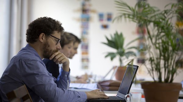 franceinter's tweet photo. Les nouvelles formes de travail qui émergent : le coworking ► https://t.co/hh932C3511 cc @LaurentKramer https://t.co/vOi0DNVmEh