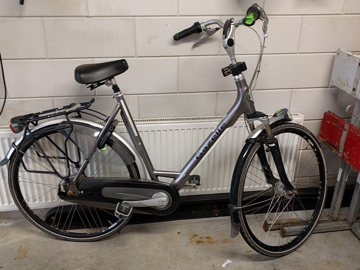 HavenmeesterUrk's tweet photo. Van wie is deze fiets? Heeft 4 weken bij het strand gestaan. Staat nu in het havenkantoor te wachten op de eigenaar https://t.co/zTQ08o8ccj