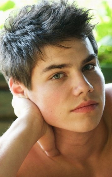 Nino valens. Andre boleyn 2021. Adam archuleta модель. Adam archuleta. Парни бель ами.