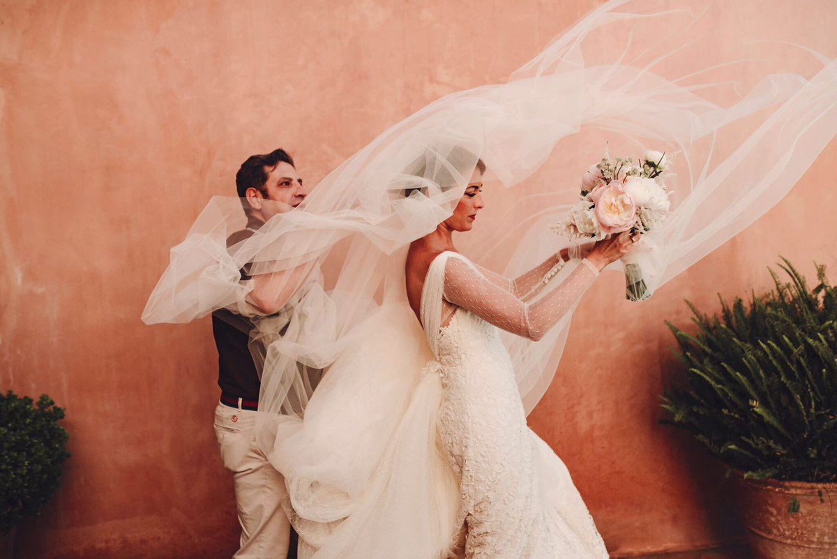 MontescoModa's tweet photo. Estas imágenes hacen de este miércoles un día perfecto. #noviasmontesco #noviasfelices https://t.co/VXBvT95wbZ