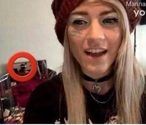 LBDUv's tweet photo. ella estaba siendo observada, miren las cabezas y reflexiones. alguien que la ayude😭  #savemarinajoyce https://t.co/i2Y1vuwhkh