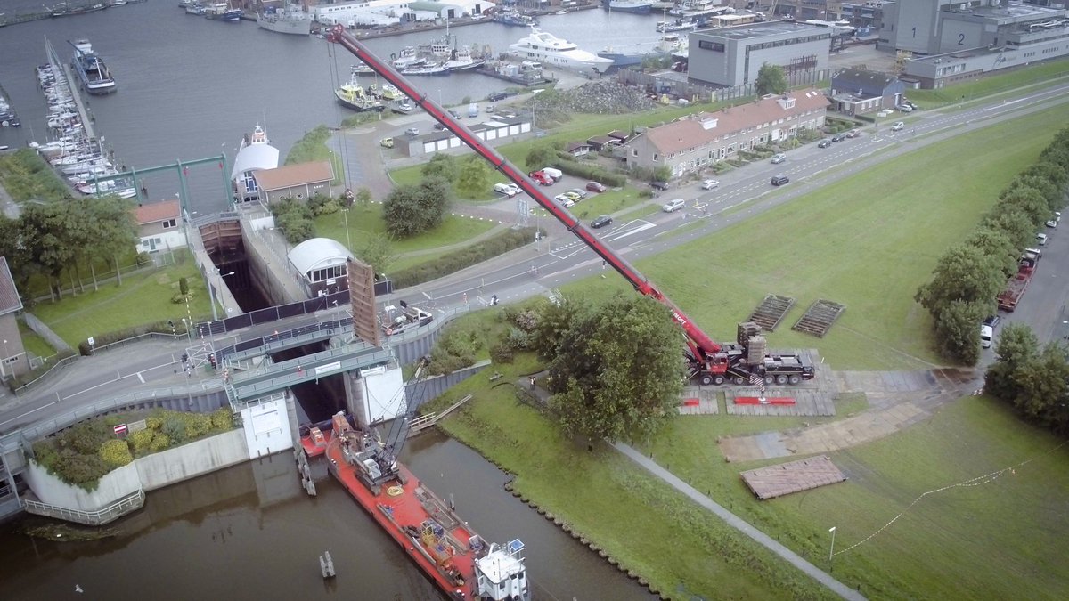 Het plaatsen van nieuwe sluisdeuren in Urkersluis. Voor <a href="/OosterhofHolman/">Koninklijke Oosterhof Holman</a> bedrijfsfilm. #certifieddrone