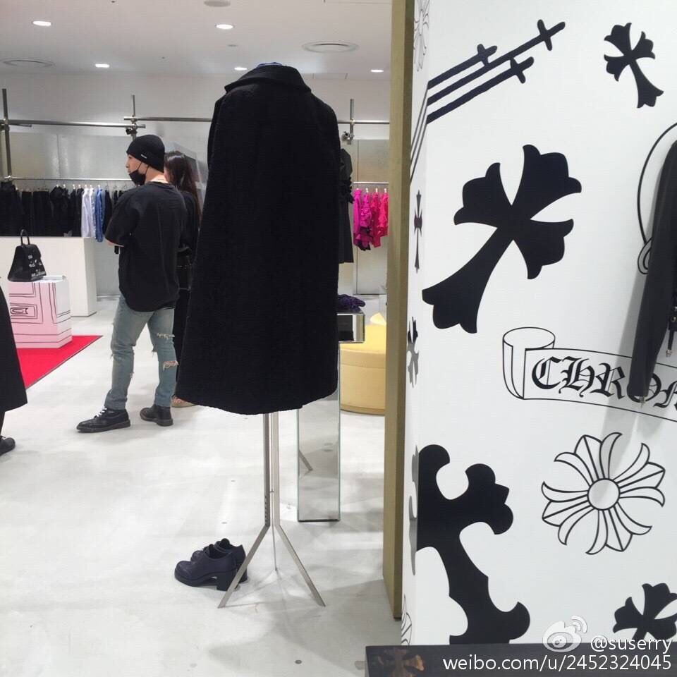 Hyorin_Goddess's tweet photo. Min Hyorin was spotted at a shopping mall in Tokyo with Taeyang.👫 https://t.co/ZpnsRIqZOr