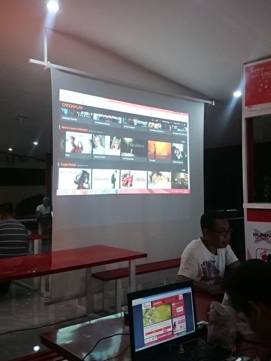 maryanto68's tweet photo. @parwi66 @_funtastic5_ #TelkomFuntastic5 #JRTREG5 demo indihome catchplay di Wifi corner Gama jember https://t.co/yZbo9c5WYb