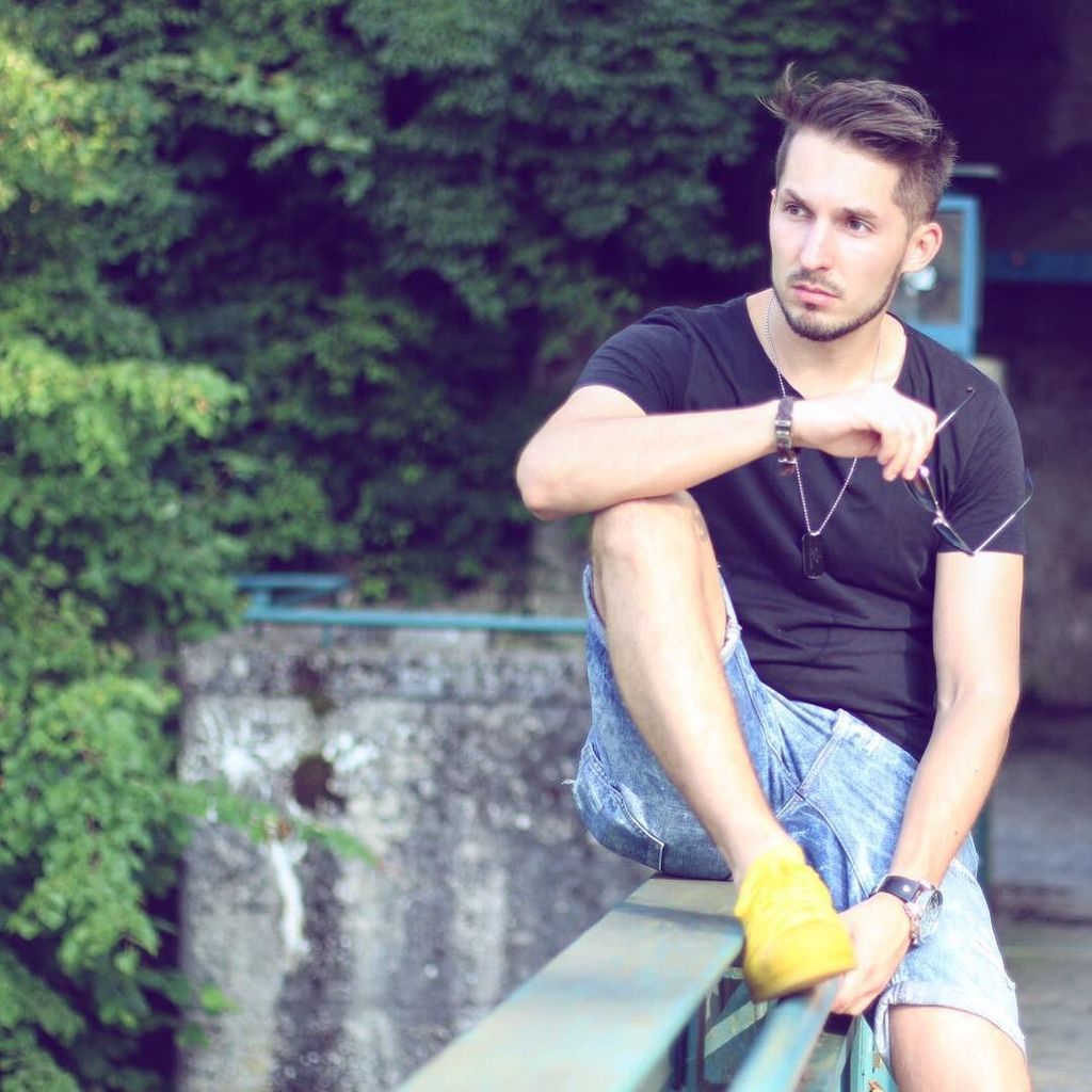 NFTProDrops's tweet photo. Schon mein #Haircut Tutorial gesehen? 🙋✂️ #checkdieBio ✅
Bin wieder in Steyr, mehr dazu au… https://t.co/nwGotD1d0x https://t.co/jbzuLI3KUa