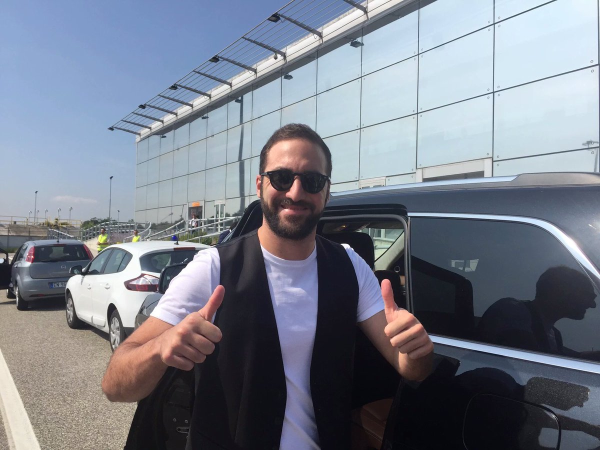 juventusfcen's tweet photo. He's here!!!!! #BienvenidoPipita https://t.co/U8piuZUvPe