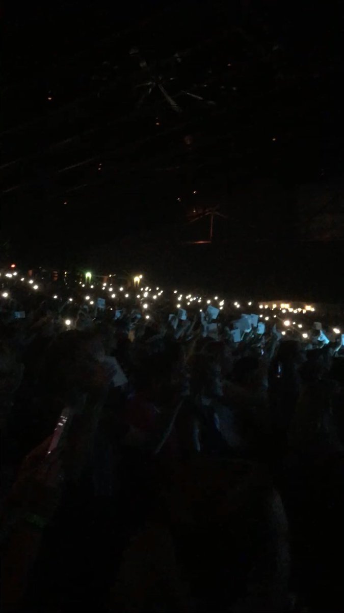 KayaaBoo's tweet photo. The fan project during Jet Black Heart at #SLFLCincinnati ||| @5SOS #5SOSFam #5SOSFanproject ✨✨✨ https://t.co/f94fRwkcIk