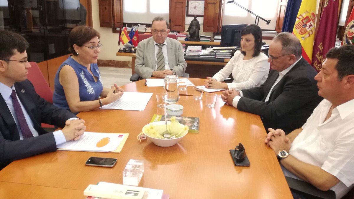 UMU's tweet photo. Firma de un convenio para la creación de  la Cátedra de Innovación Ecuestre https://t.co/ukr406AeUb
