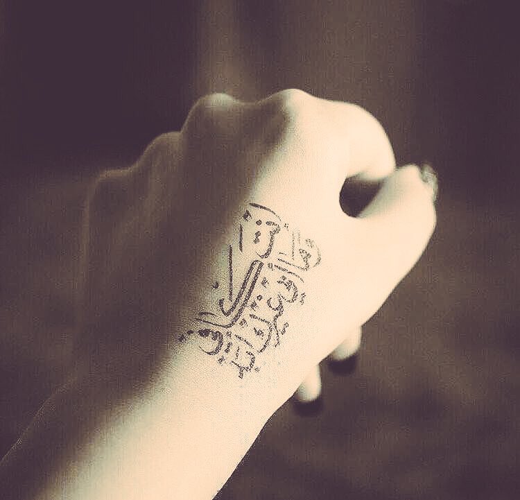 _joiry777's tweet photo. طلّتك غيـمة و ضحكاتك مطر
أرتويك بـ شوق  لو وصلك شقى

و الشبه ؟ ما بينك و بين العطر
كلكم لا راح .. له شيء : بقى https://t.co/2UF1X27OXr