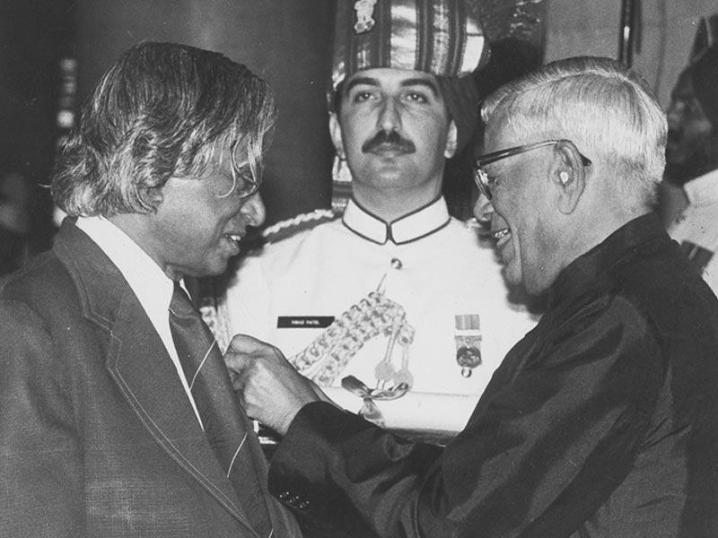 #RememberingKalam: 1990:: #MissileMan of India, Dr. #APJAbdulKalam receiving #PadmaVibhushan Award.