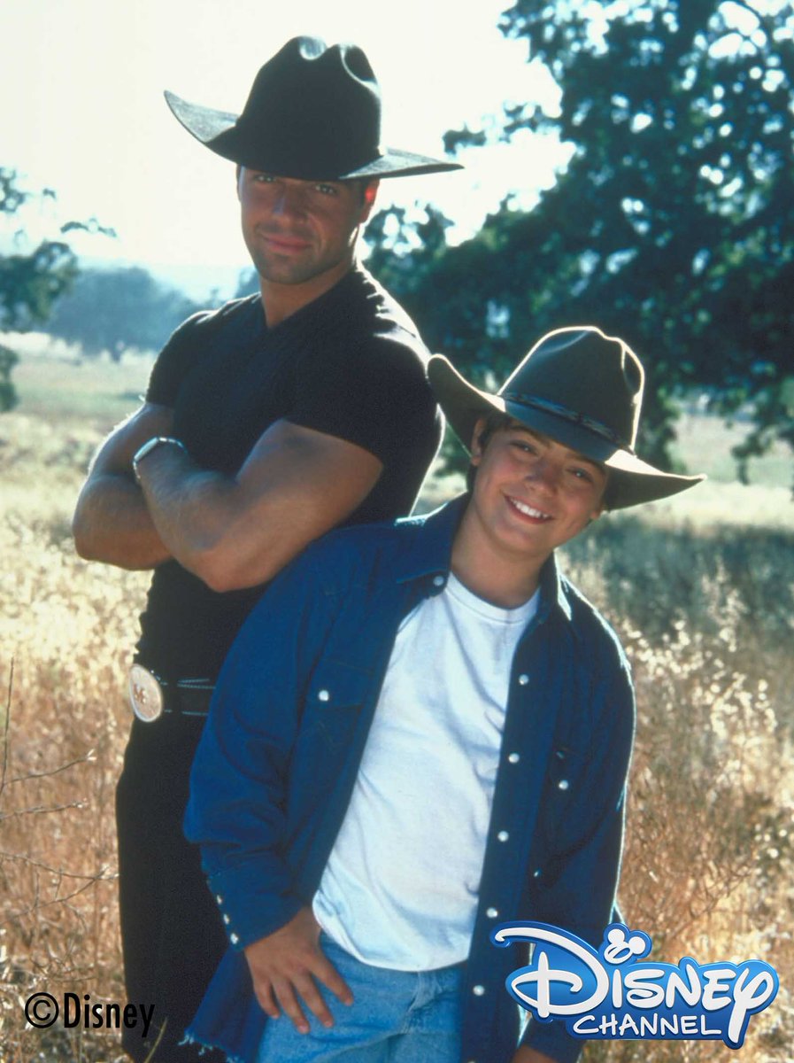 宮舘涼太も絶賛！『東京ディズニーリゾート レストランガイド 2026』で食を極める | MONOLAB, image size:897x1200