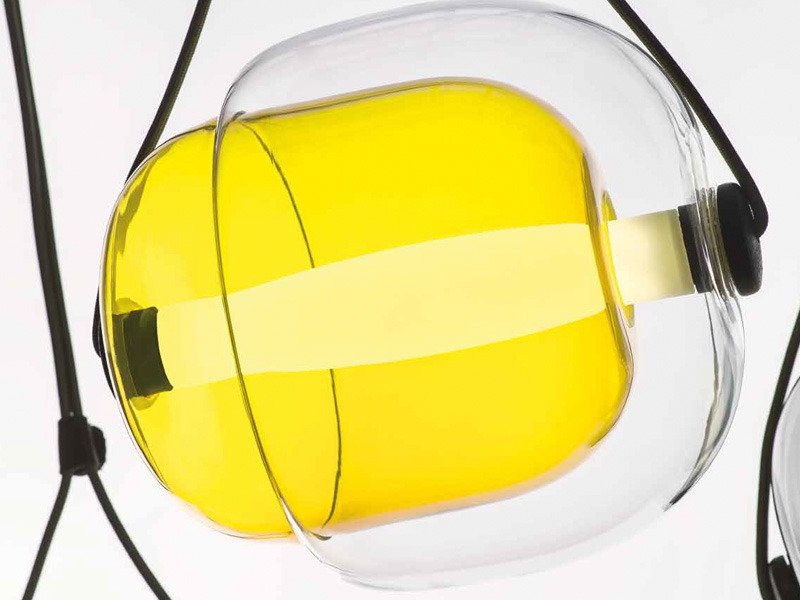 decozine's tweet photo. Brokis kapselt licht in in een cocon van (getint) glas #glass #light #brokis #capsula https://t.co/Zav1MbFCZX https://t.co/lLhoyaOzd6