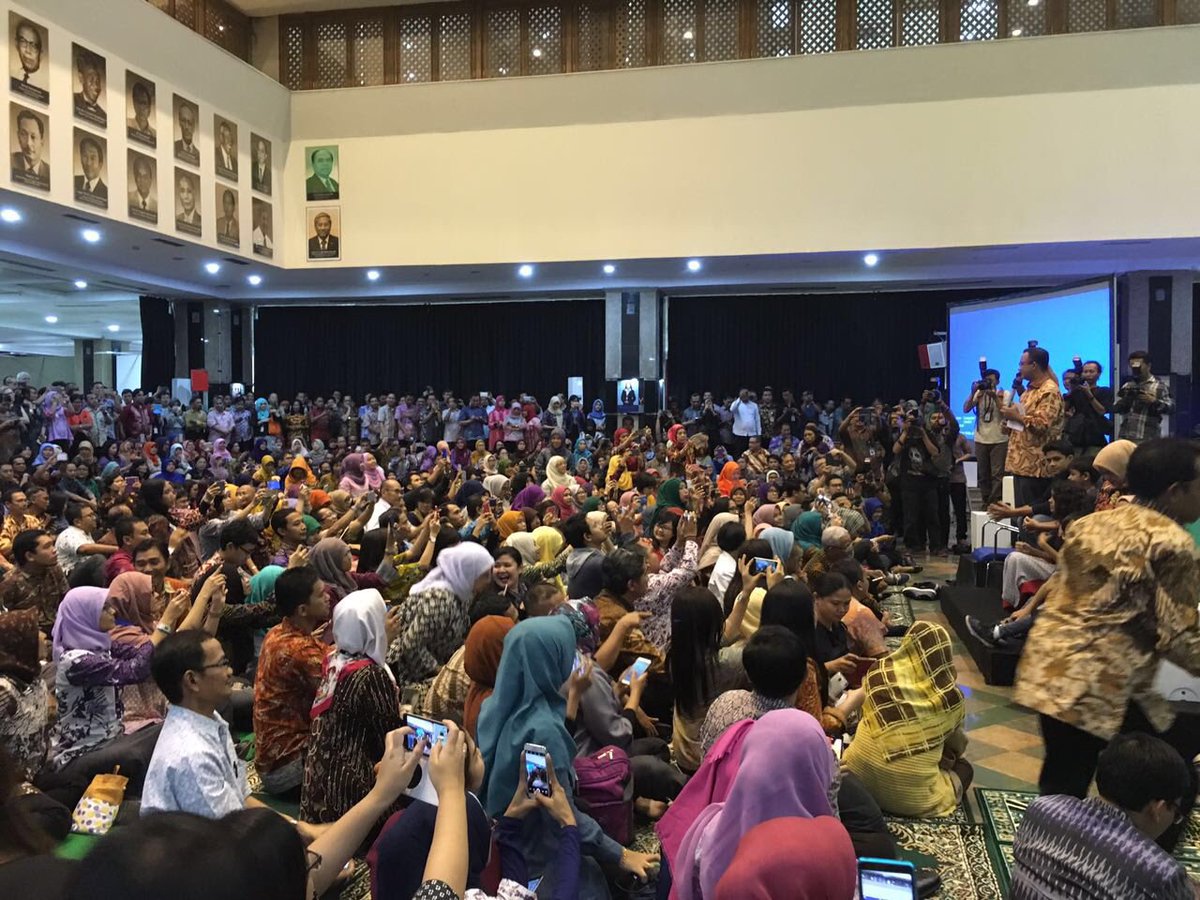 Suasana perpisahan Menteri <a href="/aniesbaswedan/">Anies Rasyid Baswedan</a> di kantor <a href="/Kemdikbud_RI/">kemdikbud go id</a> siang tadi