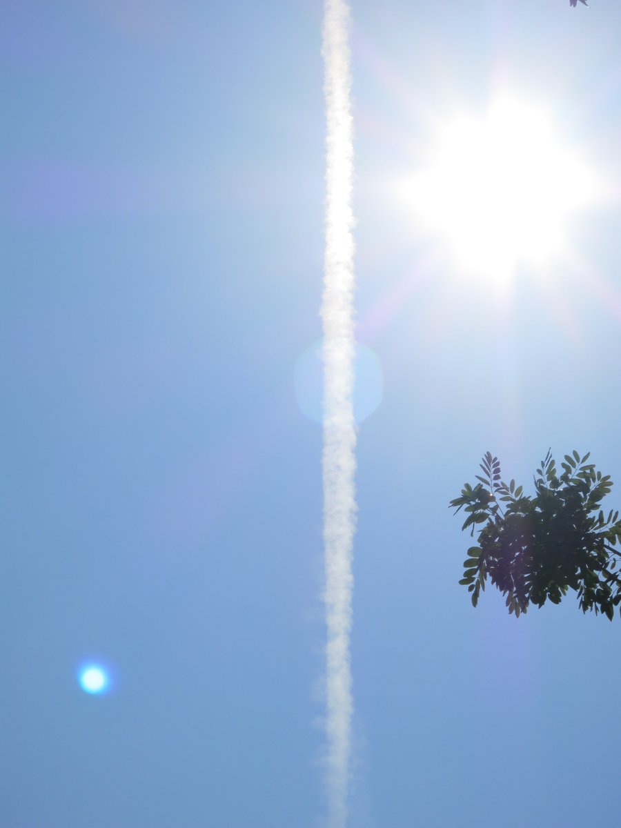 chemtrailsg's tweet photo. 'condensation' right under the sun https://t.co/QjCCBa9wkB